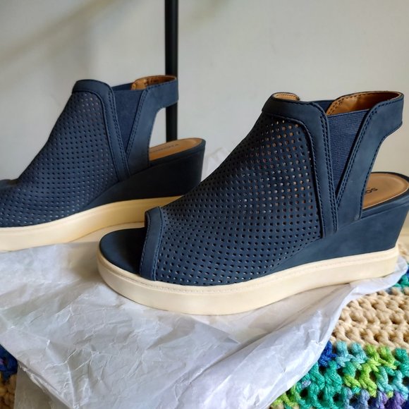 Navy blue wedges with traction bottom - Picture 3 of 5